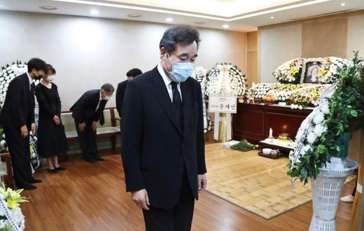 Former prime minister Lee Nak-yon was among attendees at the funeral