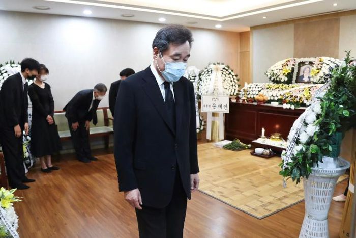 Former prime minister Lee Nak-yon was among attendees at the funeral