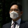 Samsung heir Lee Jae-yong arrives at court Monday in Seoul