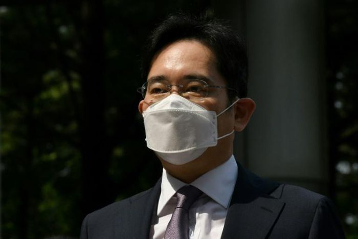 Samsung heir Lee Jae-yong arrives at court Monday in Seoul