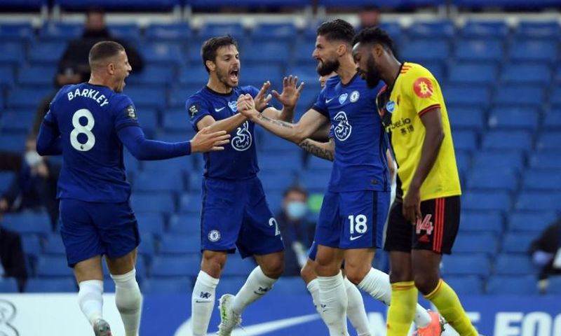 Olivier Giroud (second right) celebrates opening the scoring for Chelsea