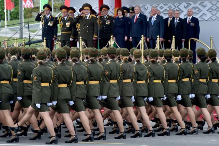 Des soldates du Belarus participent à un défilé organisé malgré la pandémie de coronavirus pour marquer les 75 ans de la victoire sur l'Allemagne nazie, à Minsk le 9 mai 2020