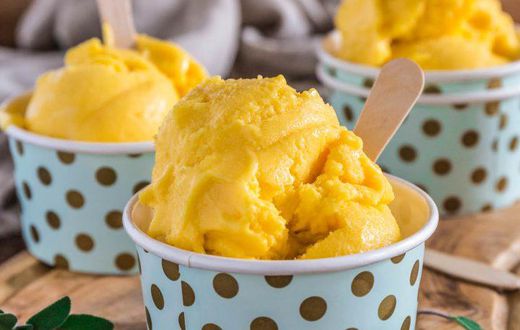 Mango frozen yoghurt