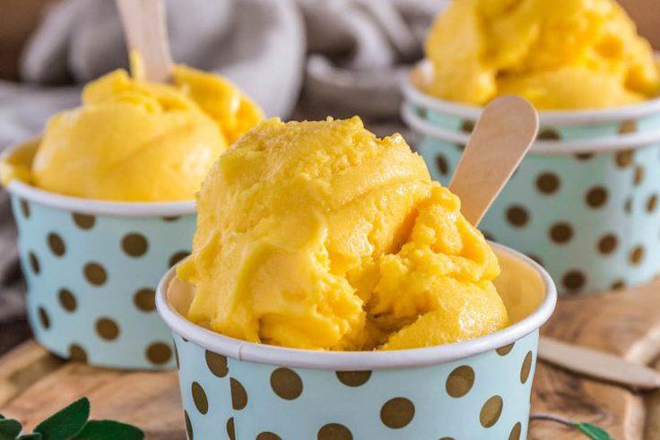 Mango frozen yoghurt