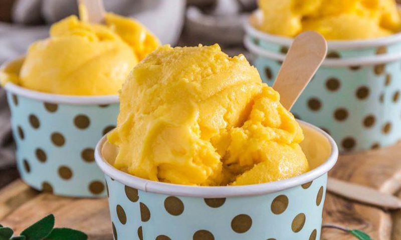 Mango frozen yoghurt
