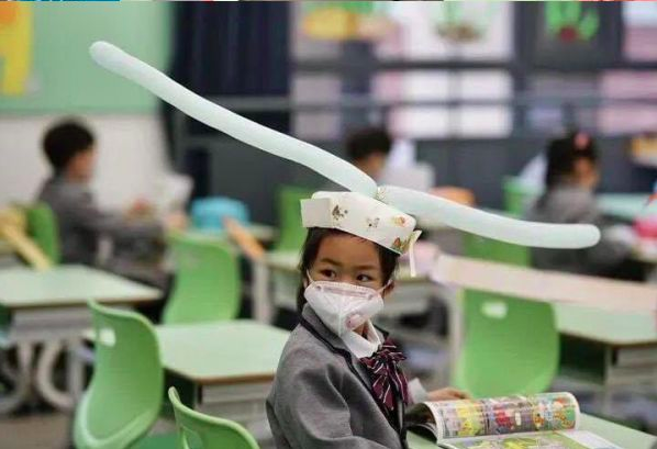 Pupils wear social distancing headgears to class