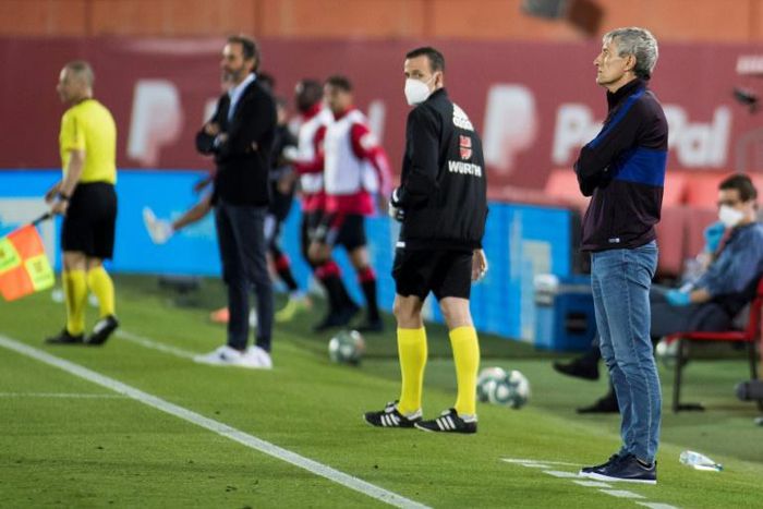 Setien (R) watching Barca's rout in Palma on Saturday