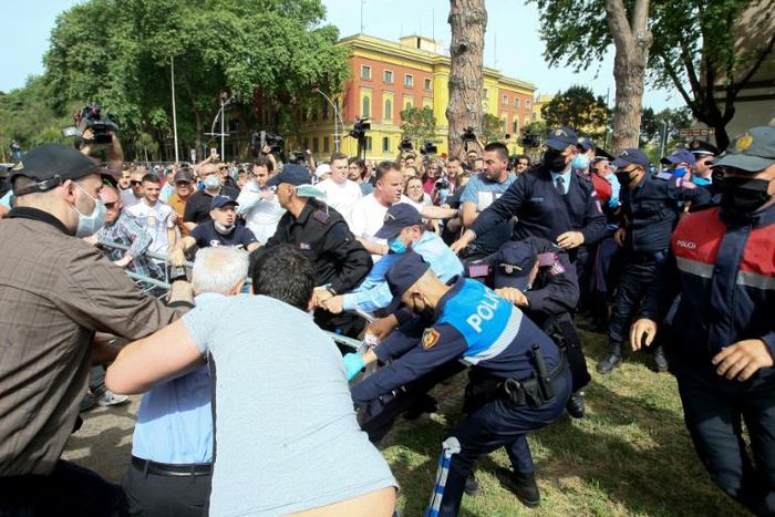 Dozens of opposition supporters, activists and actors battled with police as they tried to break through a security cordon