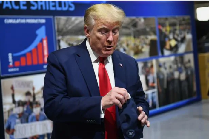 "Honestly I think I look better in a mask" - Donald Trump wears face mask for the first time (photos)