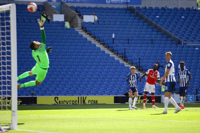 Ivorian Nicolas Pepe (3R) scores a brilliant goal for Arsenal at Brighton, who recovered to win 2-1 in the English Premier League