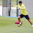 L'attaquant international uruguayen du FC Barcelone Luis Suarez seul à l'entraînement au Centre sportif Joan Gamper le 9 mai 2020 à Saint-Jean Despi près de Barcelone