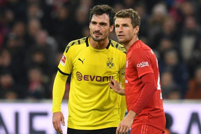 Bayern Munich striker Thomas Mueller (R) says he welcomes the challenge issued by Borussia Dortmund captain Mats Hummels (L) for next season.