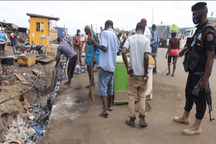 VIDEO: Soldiers order hundreds to sweep streets for not wearing face mask