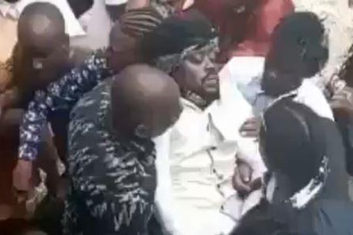 Beenie Man faints at Mother's funeral