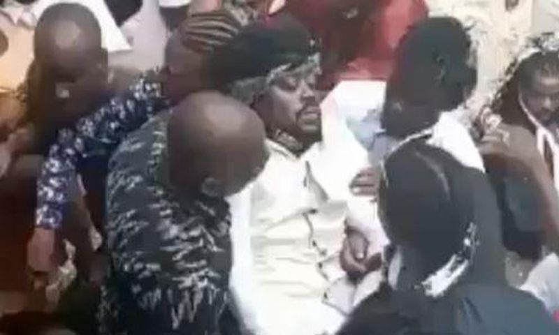 Beenie Man faints at Mother's funeral