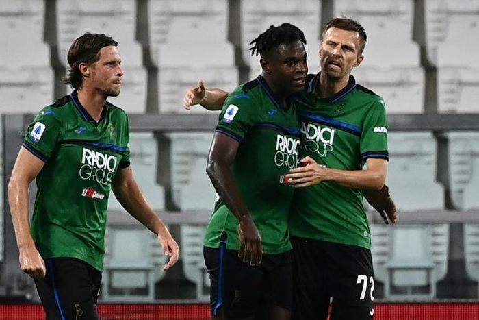 Atalanta's Duvan Zapata (C) scored his 17th league goal this season in a 1-1 draw at Verona.