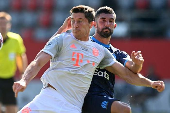 Robert Lewandowski (L) has scored 51 goals in all competitions for Bayern Munich this season.