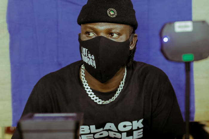 Stonebwoy registers for Voters ID