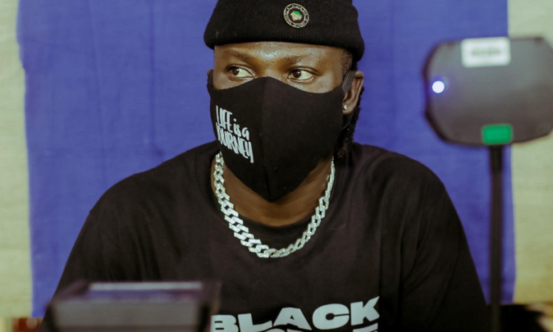 Stonebwoy registers for Voters ID