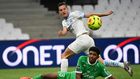Wesley Fofana, in the famous green of Saint-Etienne, challenges Florian Thauvin during a recent game against Marseille