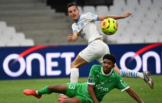 Wesley Fofana, in the famous green of Saint-Etienne, challenges Florian Thauvin during a recent game against Marseille