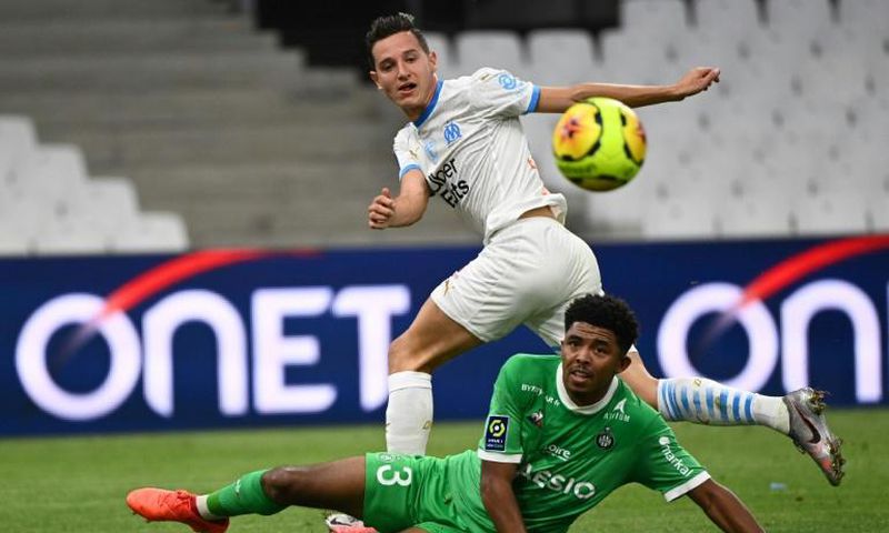 Wesley Fofana, in the famous green of Saint-Etienne, challenges Florian Thauvin during a recent game against Marseille