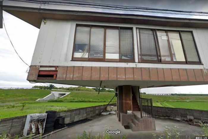 Japanese “mushroom house” built on a narrow staircase is raising eyebrows