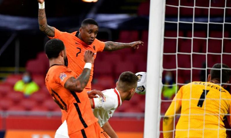 Steven Bergwijn (centre)scored the only goal as the Netherlands beat Poland 1-0