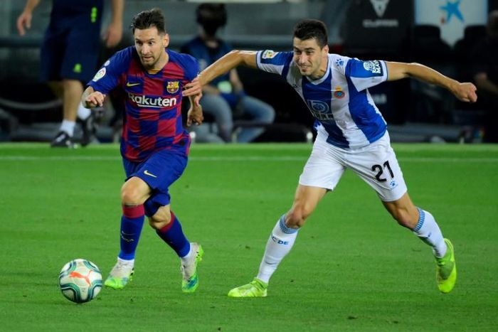 Bayern Munich are reportedly close to signing Espanyol midfielder Marc Roca (R)