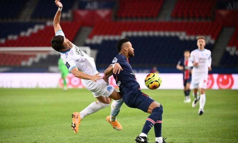 Neymar and Hiroki Sakai during the stormy September 13 clash in Paris