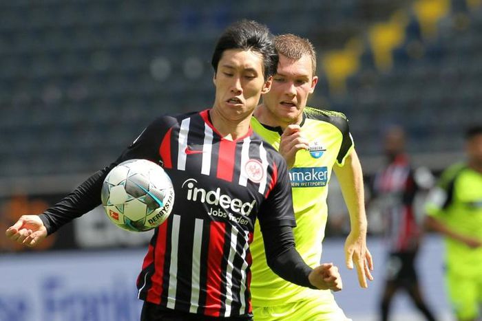 Eintracht Frankfurt's Japan forward Daichi Kamada (L) has extended his contract with the Bundesliga side until 2023
