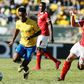 A last-gasp winner from Themba Zwane (L) kept the South African league title hopes of Mamelodi Sundowns alive Monday.