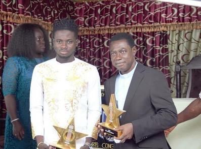 Kuami Eugene presents 2020 VGMA plaques to his pastor