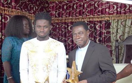 Kuami Eugene presents 2020 VGMA plaques to his pastor