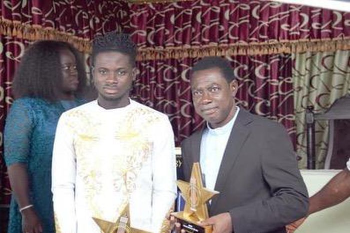 Kuami Eugene presents 2020 VGMA plaques to his pastor