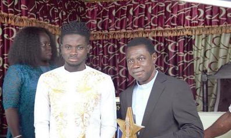 Kuami Eugene presents 2020 VGMA plaques to his pastor