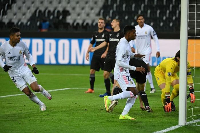 Casemiro (L) scores an injuury-time equaliser for Real Madrid away to Borussia Moenchengladbach