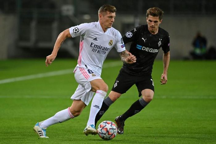 Real Madrid midfielder Toni Kroos (L) says footballers are just "puppets" for FIFA and UEFA when it comes to discussions about new competitions