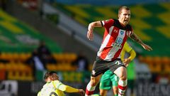 Southampton midfielder Pierre-Emile Hojbjerg (R) has joined Tottenham