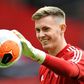 Goalkeeper Dean Henderson has signed a new contract at Manchester United