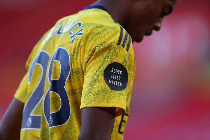 Arsenal's Joe Willock displays the Black Lives Matter badge