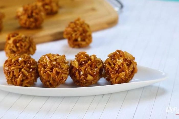 Chewy coconut candy (Kube cake)