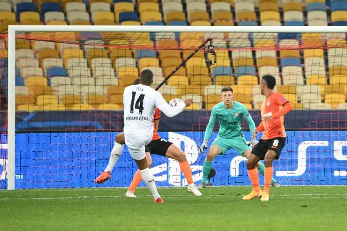 Alassane Plea smashes home on the way to a hat-trick in Borussia Moenchengladbach's 6-0 destruction of Shakhtar Donetsk in Kiev