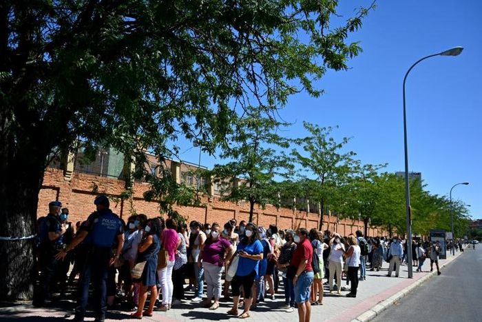 Teachers and nonacademic staff  queued for hours in Madrid to get a COVID-19 test