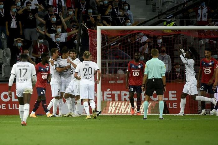 Damien Da Silva celebratea after earning a point for Rennes at Lille