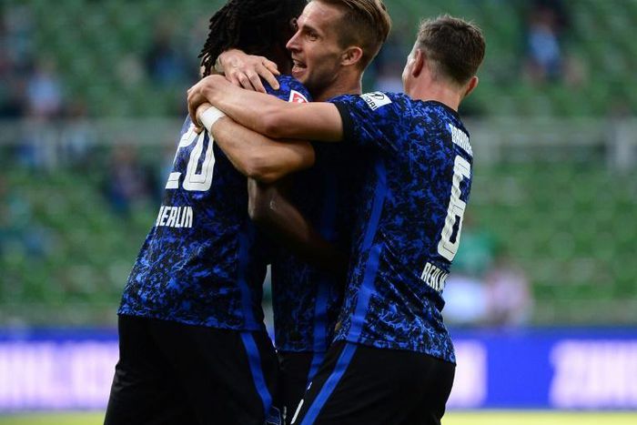 Hertha Berlin celebrate after defender Peter Pekarik (C) scores their opening goal at Werder Bremen