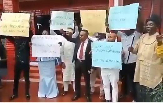 Nigerian parents hit the streets saying “We want Sars”