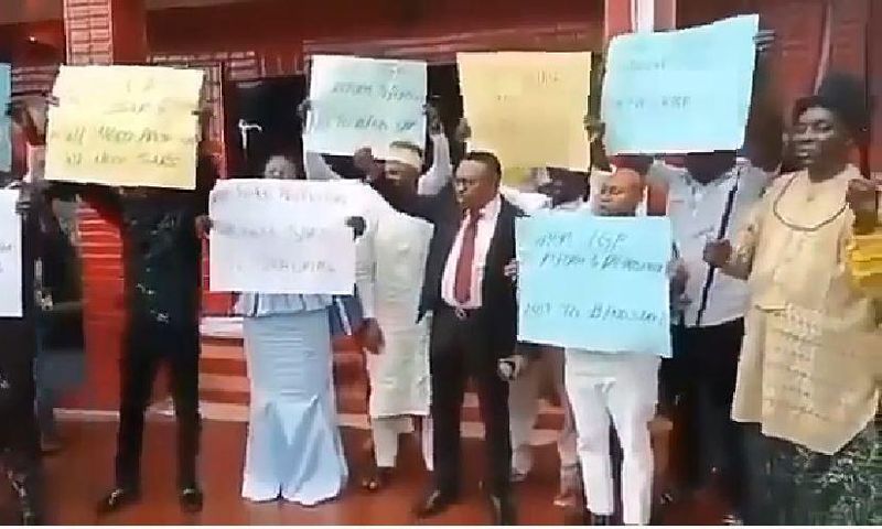 Nigerian parents hit the streets saying “We want Sars”