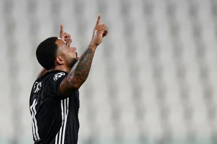 Memphis Depay's first-half penalty helped Lyon to the Champions League quarter-finals