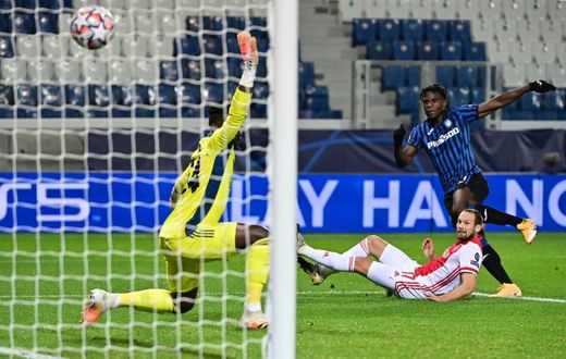 Atalanta's Colombian forward Duvan Zapata (R) scored twice in Bergamo